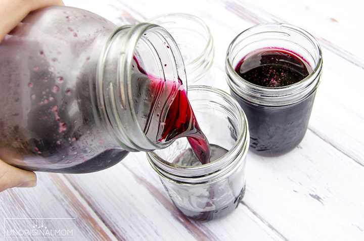 Blueberry simple syrup - so easy to make, and a delicious way to make all kinds of summery drinks and cocktails! Plus it's a great gift idea. Free printable recipe cards, too! | blueberry simple syrup | blueberry cocktails | blueberry drink ideas | blueberry recipes | mocktails