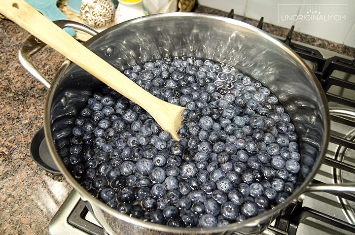 Blueberry simple syrup - so easy to make, and a delicious way to make all kinds of summery drinks and cocktails! Plus it's a great gift idea. Free printable recipe cards, too! | blueberry simple syrup | blueberry cocktails | blueberry drink ideas | blueberry recipes | mocktails