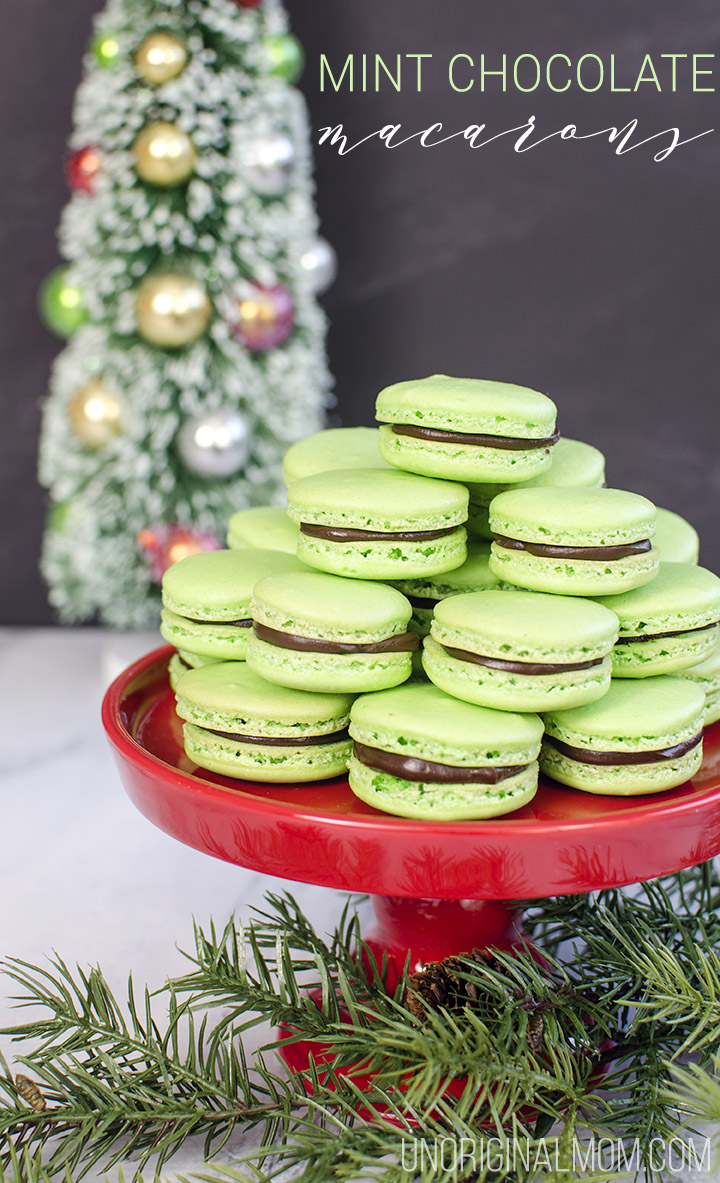 Mint Chocolate Macarons - mint flavored shell filled with chocolate mint ganache. YUM! Perfect for Christmas! #christmasmacarons #macarons #mintchocolatemacarons #christmastreats #handmadeholidays