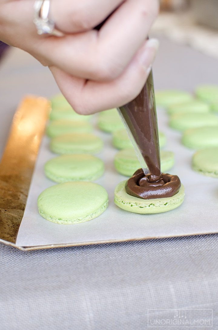 Mint Chocolate Macarons - mint flavored shell filled with chocolate mint ganache. YUM! Perfect for Christmas! #christmasmacarons #macarons #mintchocolatemacarons #christmastreats #handmadeholidays