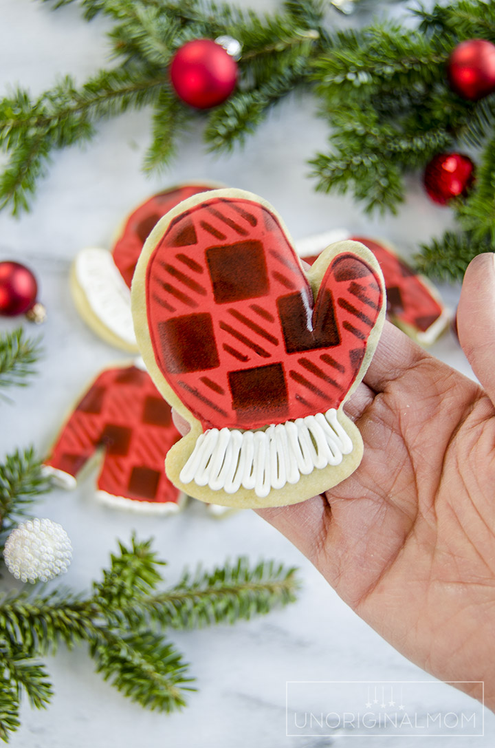 Make your own stenciled buffalo plaid cookies - no air brush required! #buffaloplaidcookies #silhouettecameo #freecutfile #cookiestencils #christmascookies #decoratedchristmascookies