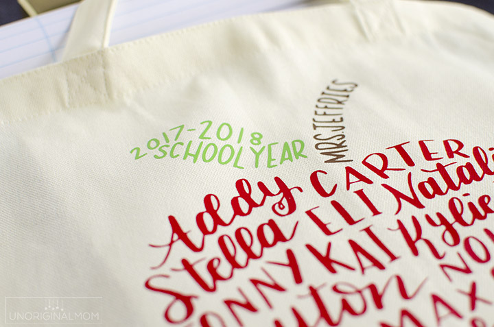 Such a meaningful end-of-the-year or teacher appreciation gift - a hand lettered class list in the shape of an apple, put on a tote bag with HTV! #teacherappreciation #silhouette #handlettering #teachergift