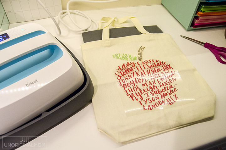 Such a meaningful end-of-the-year or teacher appreciation gift - a hand lettered class list in the shape of an apple, put on a tote bag with HTV! #teacherappreciation #silhouette #handlettering #teachergift