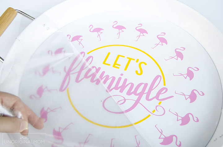 Step-by-step beginner vinyl tutorial to make this adorable "let's flamingle" tray! #silhouette #silhouettestudio #vinyl #vinyltutorial
