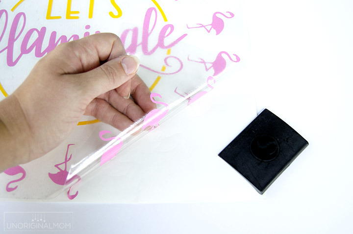 Step-by-step beginner vinyl tutorial to make this adorable "let's flamingle" tray! #silhouette #silhouettestudio #vinyl #vinyltutorial