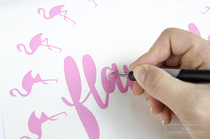 Step-by-step beginner vinyl tutorial to make this adorable "let's flamingle" tray! #silhouette #silhouettestudio #vinyl #vinyltutorial