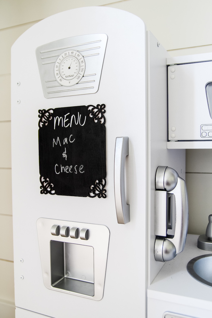 Make this easy chalkboard menu board for your kiddo's play kitchen - it's a great encouragement for imaginative play, and it looks adorable in the kitchen too!