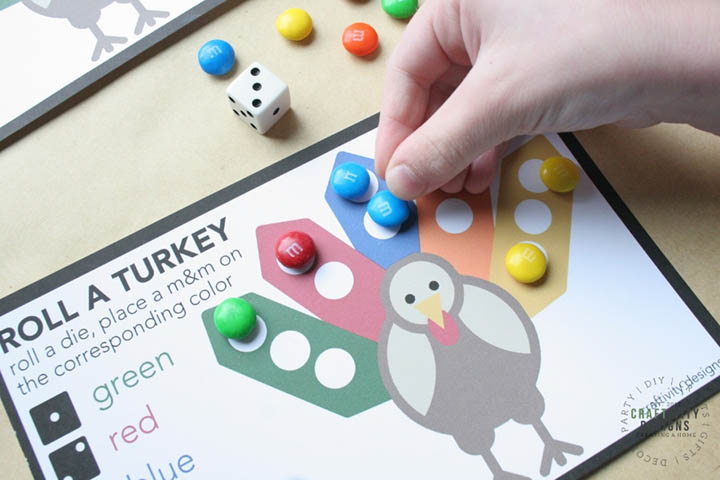 "Roll a Turkey" - this free thanksgiving game for kids looks fun and easy! #thanksgiving #freeprintable #thanksgivinggame