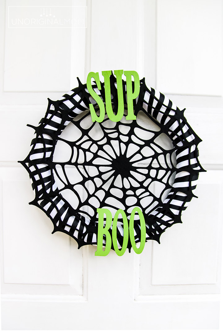 Quick and easy Halloween wreath tutorial #Halloween #HalloweenWreath