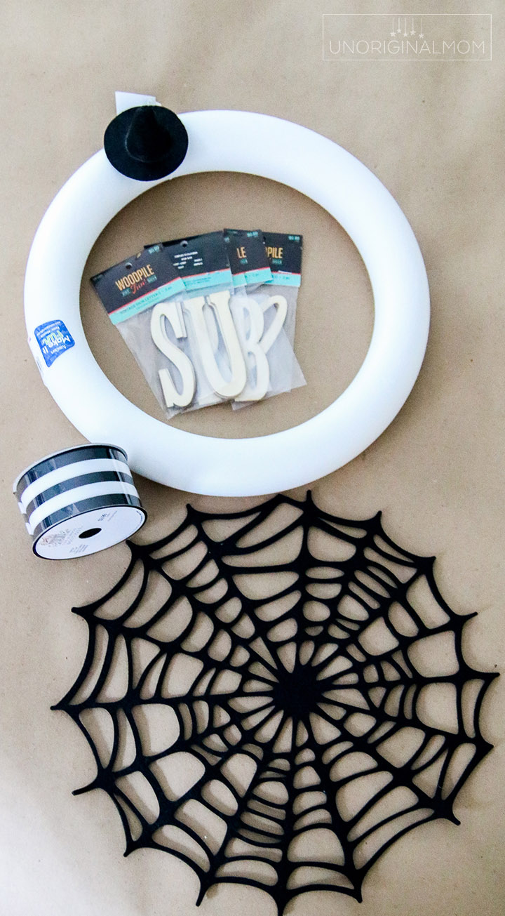 Quick and easy Halloween wreath tutorial #Halloween #HalloweenWreath