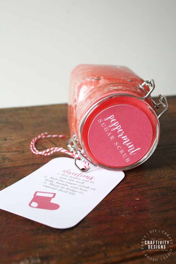 Free printable sugar scrub labels to make an easy last minute DIY gift!