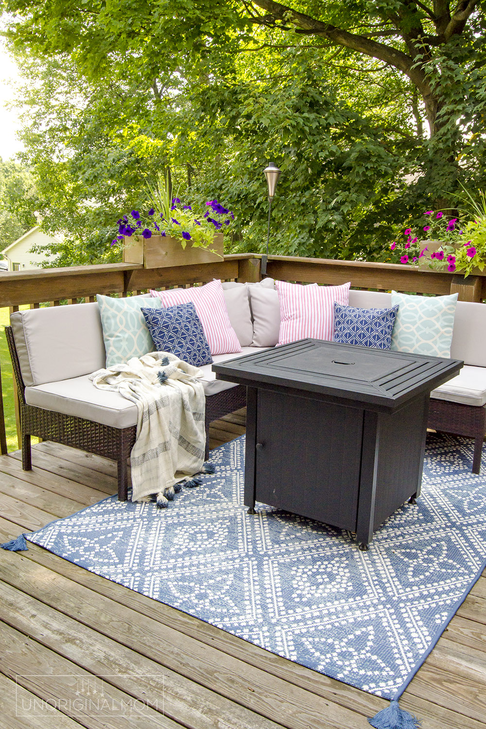 This blue and white outdoor rug works beautifully in this outdoor seating area on a small deck | small deck decorating ideas